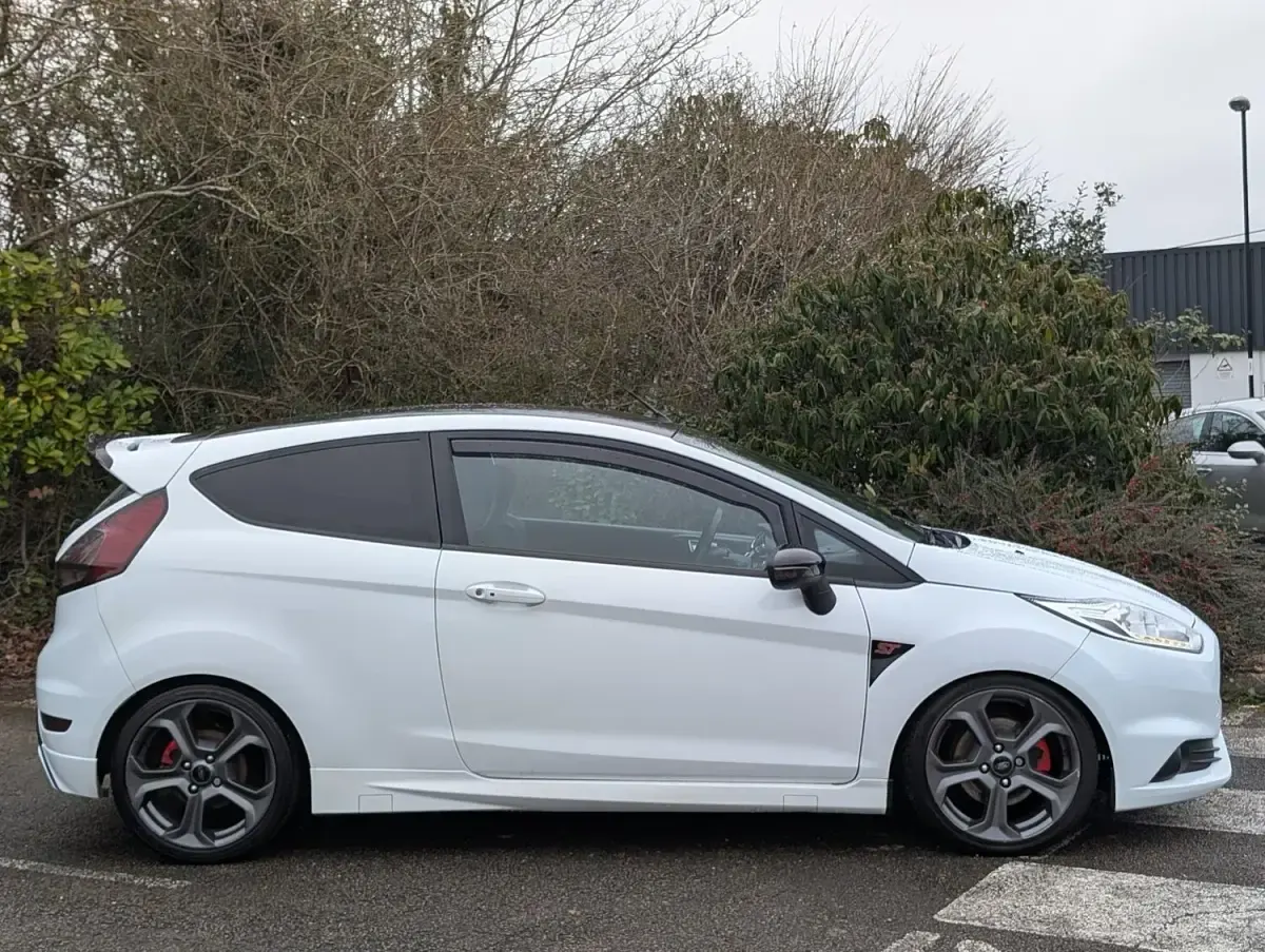 Used Ford Fiesta ST 182 HP (133 kW) 2016 White Hatchback