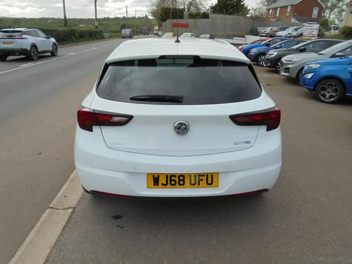 Used Vauxhall Astra SRi 105 HP (77 kW) 2018 White Hatchback