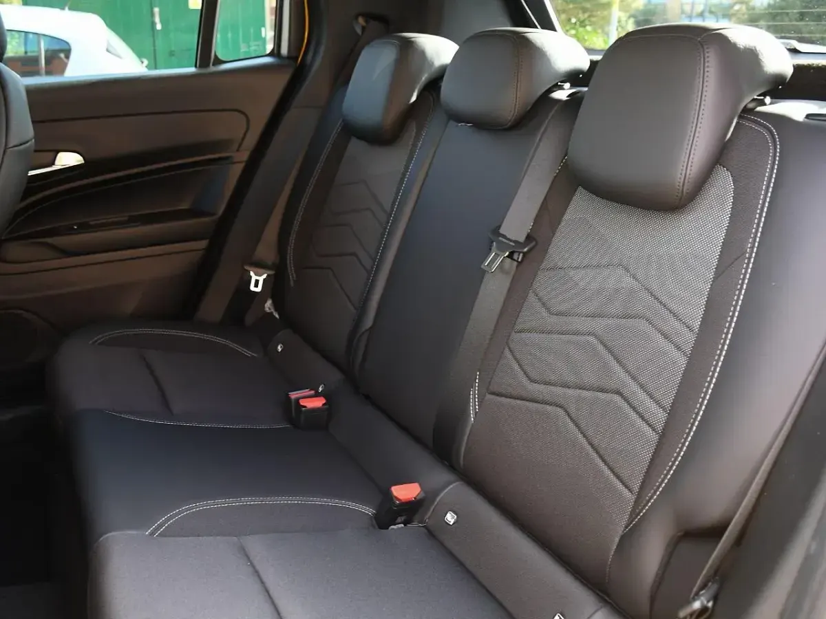 Used Jeep Avenger Summit 100 HP (73 kW) 2025 Yellow SUV
