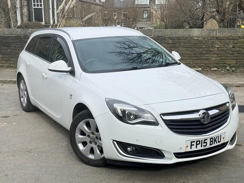 Used Vauxhall Insignia SRi 163 HP (119 kW) 2015 White Estate