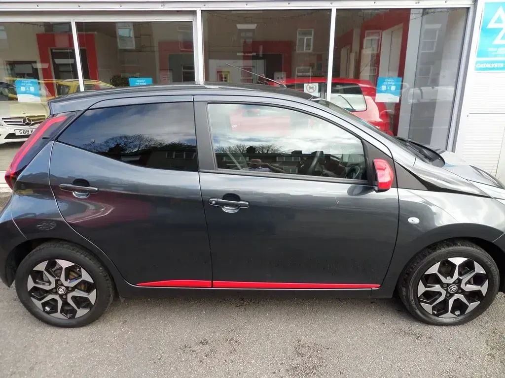 Begagnad Toyota Aygo Trend 72 HK (52 kW) 2019 Grå Halvkombi