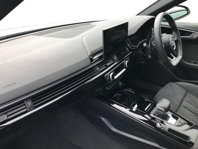 Used Audi A4 Black Edition 201 HP (147 kW) 2024 White Sedan