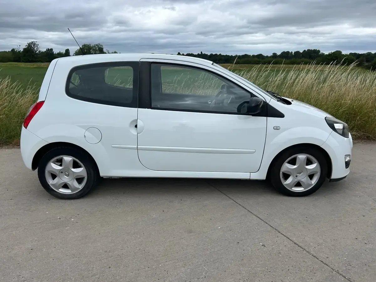 Used Renault Twingo Dynamique 75 HP (55 kW) 2012 White Hatchback