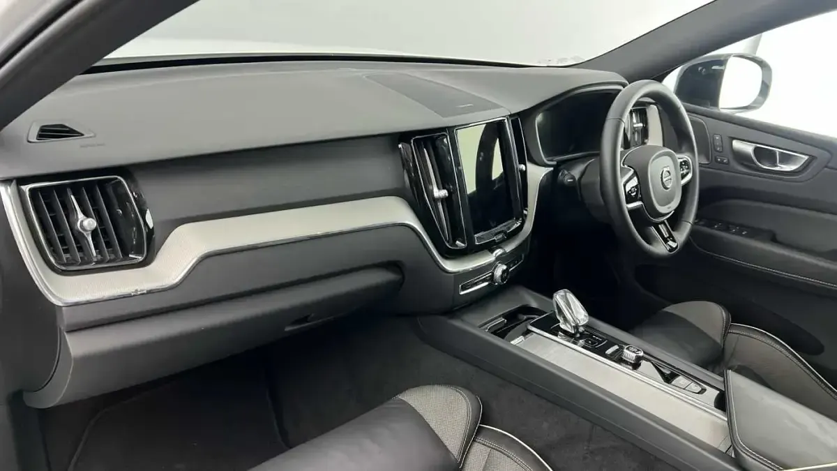 Used Volvo XC60 Plus 250 HP (183 kW) 2023 Crystal white SUV