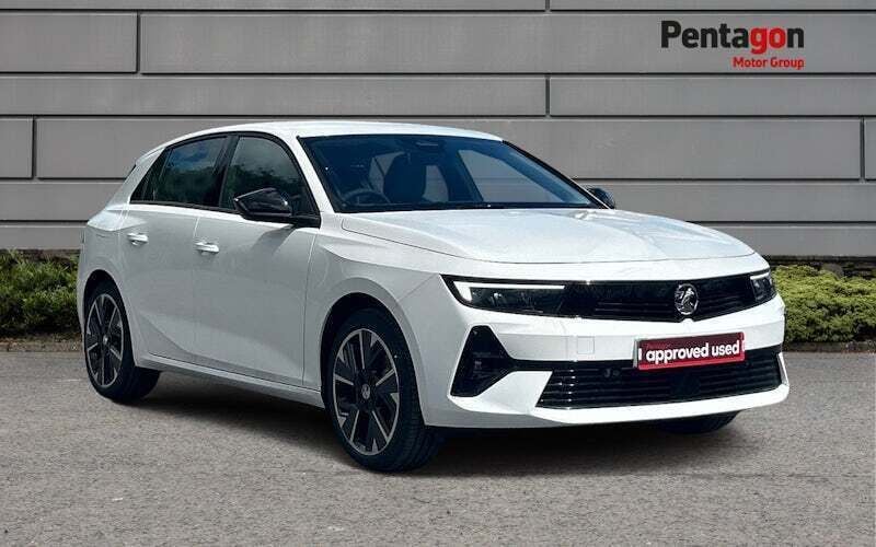 Arctic white Used 2024 Vauxhall Astra Design Edition Hatchback | £16,950 (Super price) - Image 1/4