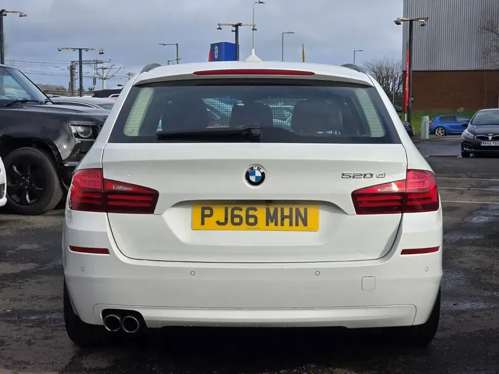 Begagnad BMW 520 Comfort Edition 190 HK (139 kW) 2016 Vit Kombi