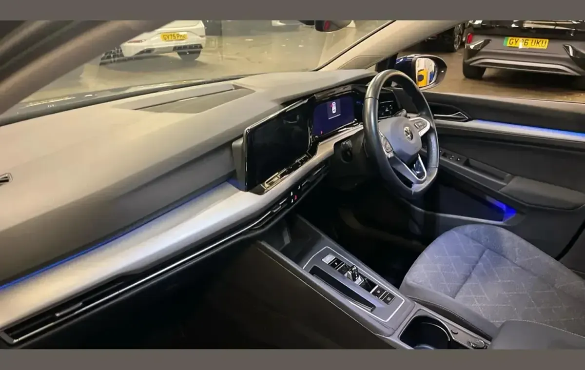Second-hand VW Golf VIII Life 147 CP (108 kW) 2021 Albastru Hatchback