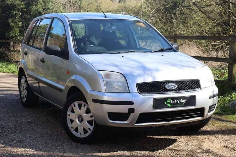 Used Ford Fusion 80 HP (58 kW) 2004 Silver Hatchback