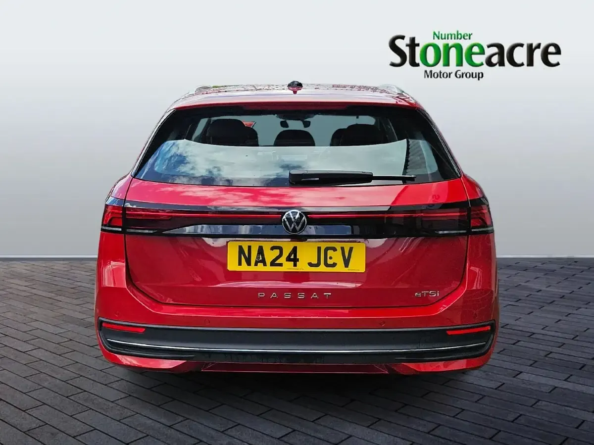 Used VW Passat Life 150 HP (110 kW) 2024 Red Estate