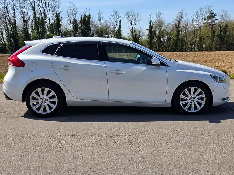 Used Volvo V40 SE 2016 White Hatchback