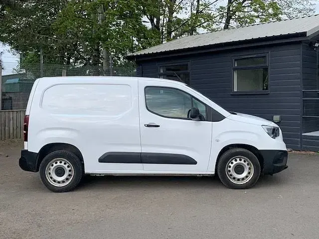 Used Vauxhall Combo 100 HP (73 kW) 2021 White MPV