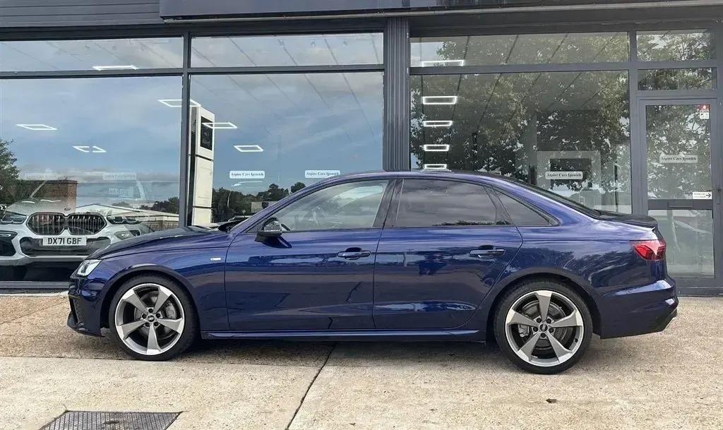Begagnad Audi A4 Black Edition 190 HK (139 kW) 2021 Blå Sedan