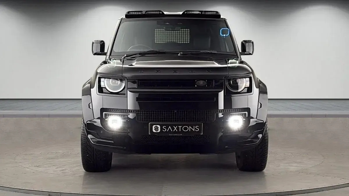 Used Land Rover Defender HSE 249 HP (183 kW) 2024 Santorini black SUV