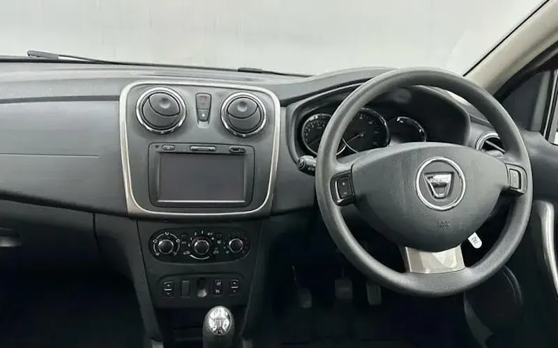 Used Dacia Sandero Lauréate 90 HP (66 kW) 2015 Red Hatchback