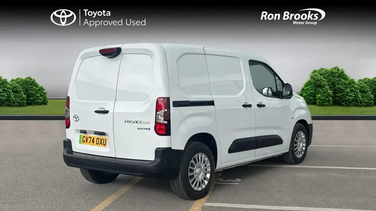 Used Toyota Proace 50 kW (68 HP) 2024 White MPV
