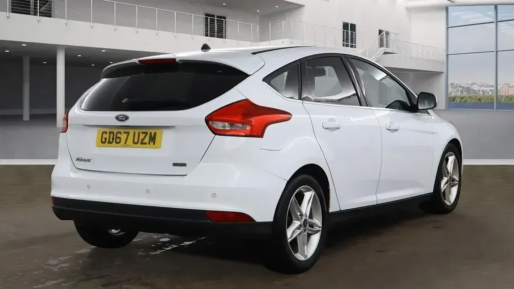 Begagnad Ford Focus Zetec 125 HK (91 kW) 2018 Vit Halvkombi