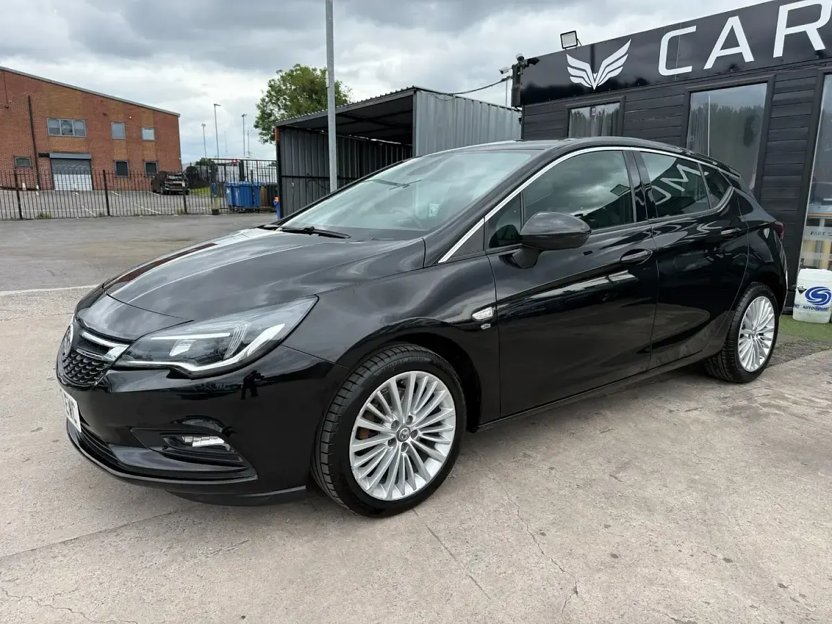 Used Vauxhall Astra Elite 200 HP (147 kW) 2018 Black Hatchback