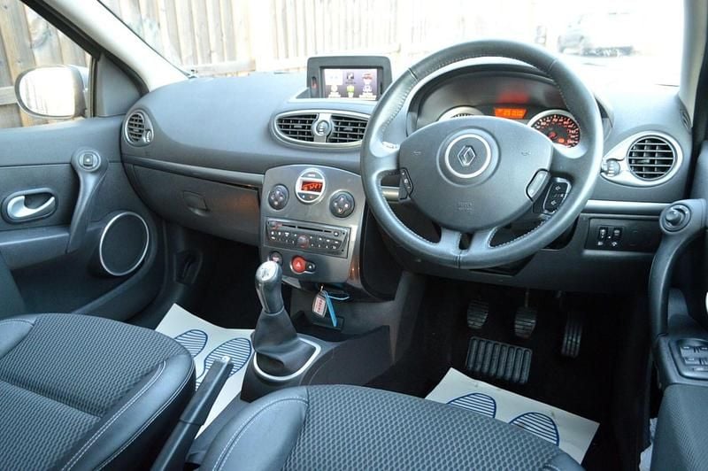 Used Renault Clio II Privilege 2010 Grey Hatchback