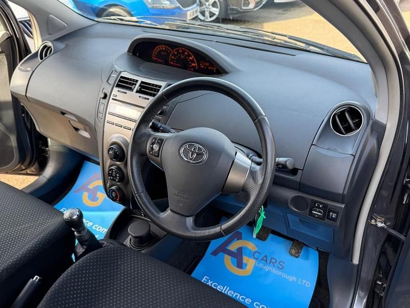 Used Toyota Yaris SR 101 HP (74 kW) 2009 Grey Hatchback