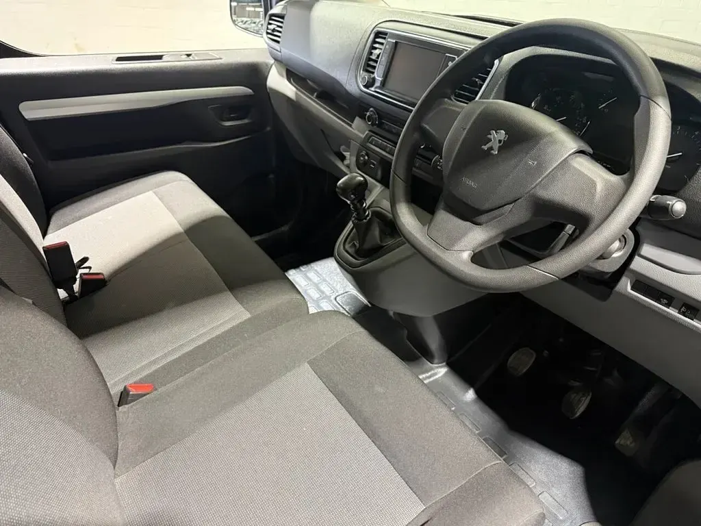 Used Peugeot Expert 120 HP (88 kW) 2017 Silver Van