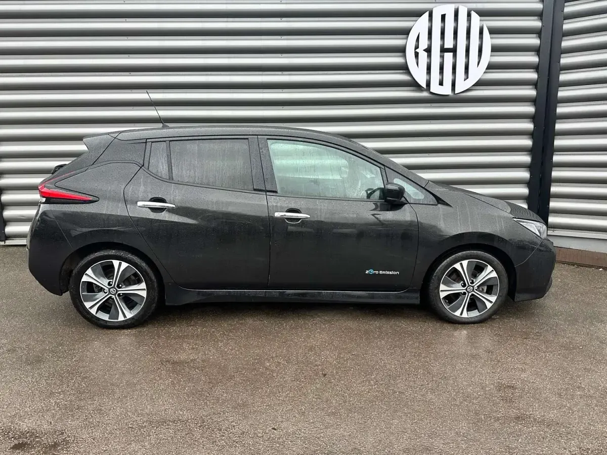 Begagnad Nissan Leaf N-Connecta 110 kW (150 HK) 2020 Svart Halvkombi
