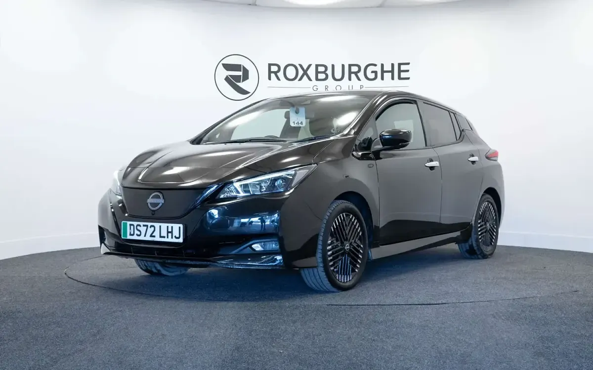 Begagnad Nissan Leaf N-Connecta 110 kW (150 HK) 2022 Svart Halvkombi