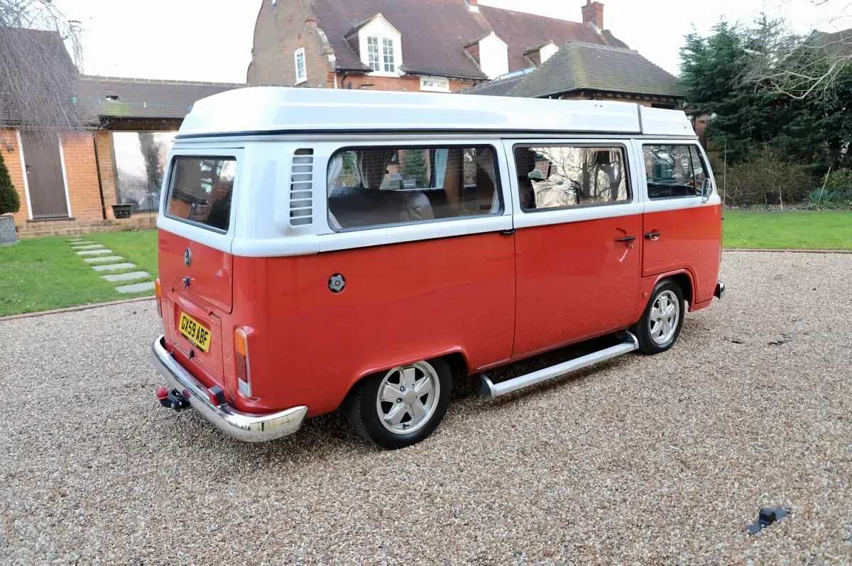 Used VW T5 80 HP (58 kW) 2009 Red Van