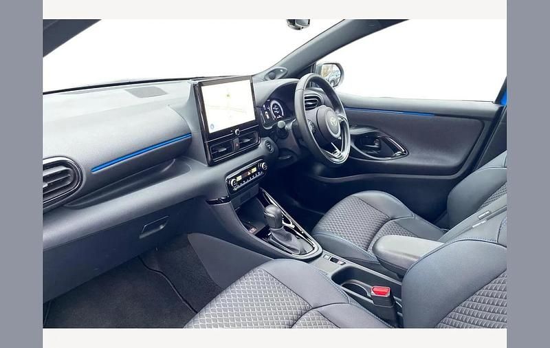 Used Toyota Yaris Hybrid Edition 128 HP (94 kW) 2024 Blue Hatchback