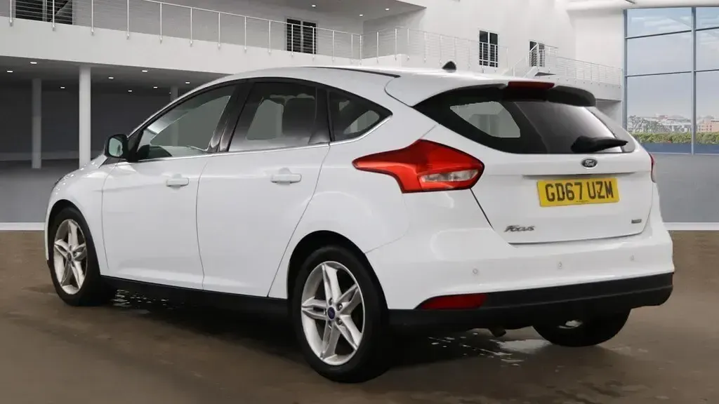 Used Ford Focus Zetec 125 HP (91 kW) 2018 White Hatchback