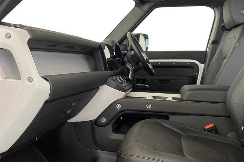 Used Land Rover Defender SE Dynamic 249 HP (183 kW) 2025 Fuji white Estate