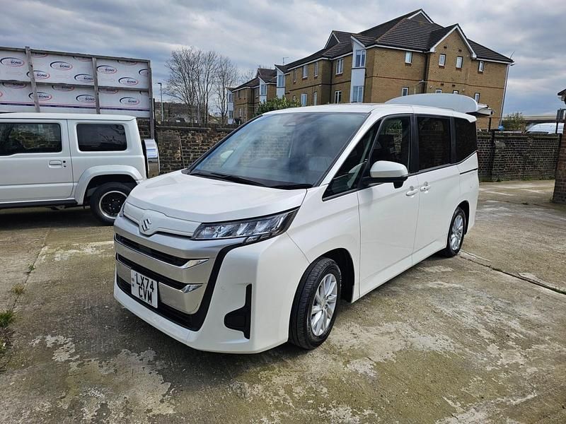 Begagnad Toyota Noah 2024 Vit Minibuss