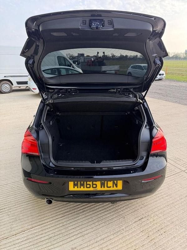Begagnad BMW 116 Efficient Dynamics 2016 Svart Halvkombi