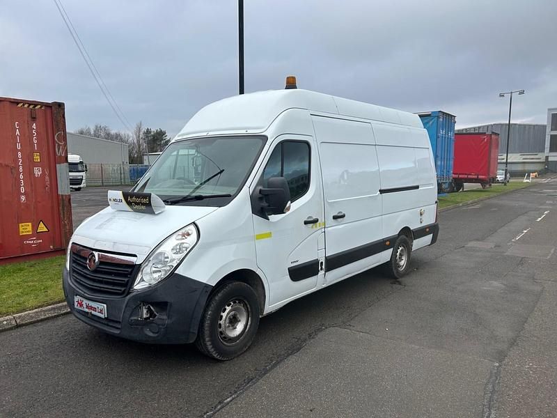 Used Vauxhall Movano 125 HP (91 kW) 2015 White MPV