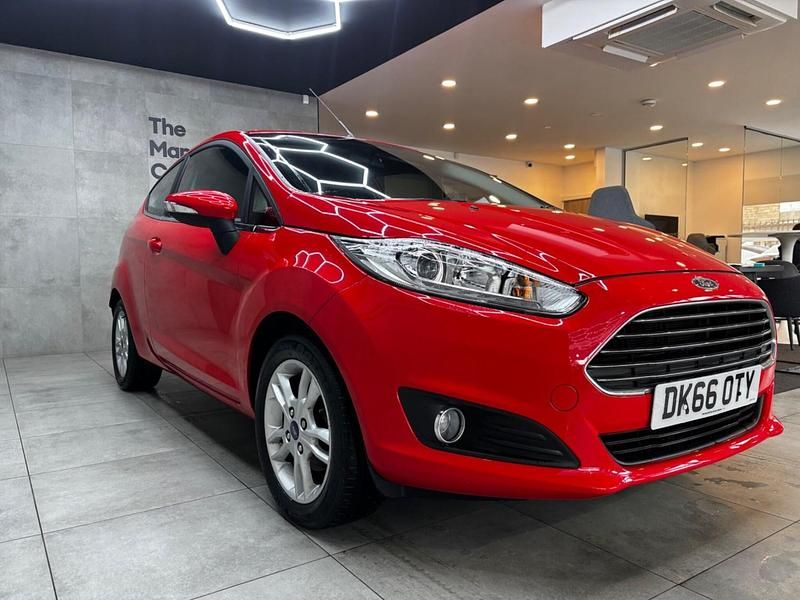 Used Ford Fiesta Zetec 82 HP (60 kW) 2016 Red Hatchback
