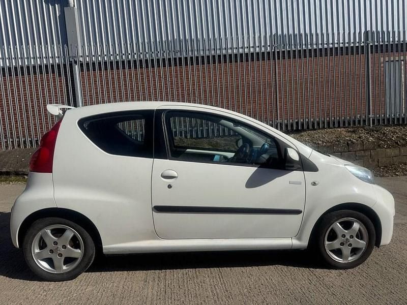 Used Peugeot 107 68 HP (50 kW) 2010 White Hatchback