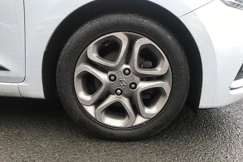 Used Hyundai i20 Premium 100 HP (73 kW) 2019 Grey Hatchback