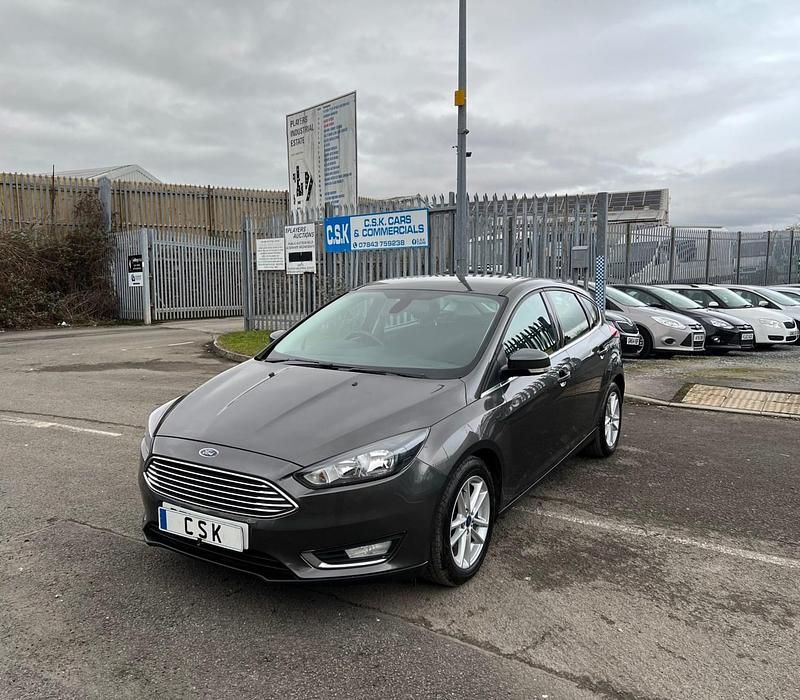 Used Ford Focus Zetec 120 HP (88 kW) 2016 Grey Hatchback