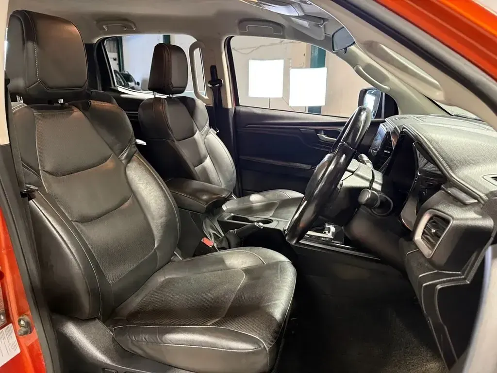 Used Isuzu D-Max 164 HP (120 kW) 2023 Orange Pickup