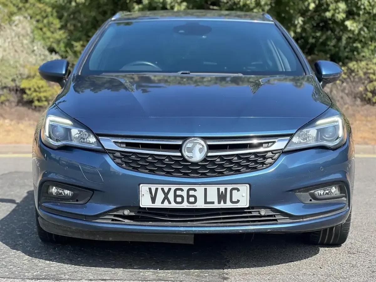 Used Vauxhall Astra SRi 136 HP (100 kW) 2016 Blue Estate