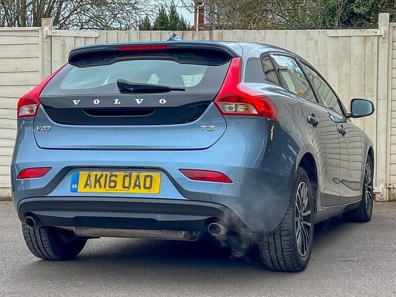Used Volvo V40 Momentum 152 HP (111 kW) 2016 Blue Hatchback