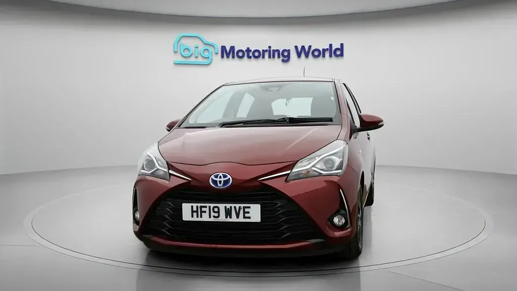 Second-hand Toyota Yaris Hybrid 100 CP (73 kW) 2019 Roșu Hatchback