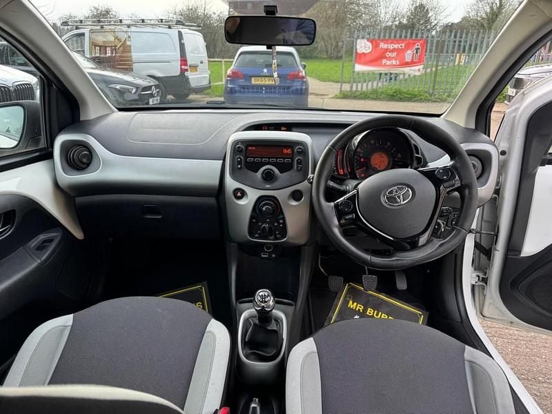 Usado Toyota Aygo X-play 69 HP (50 kW) 2017 Branco Citadino