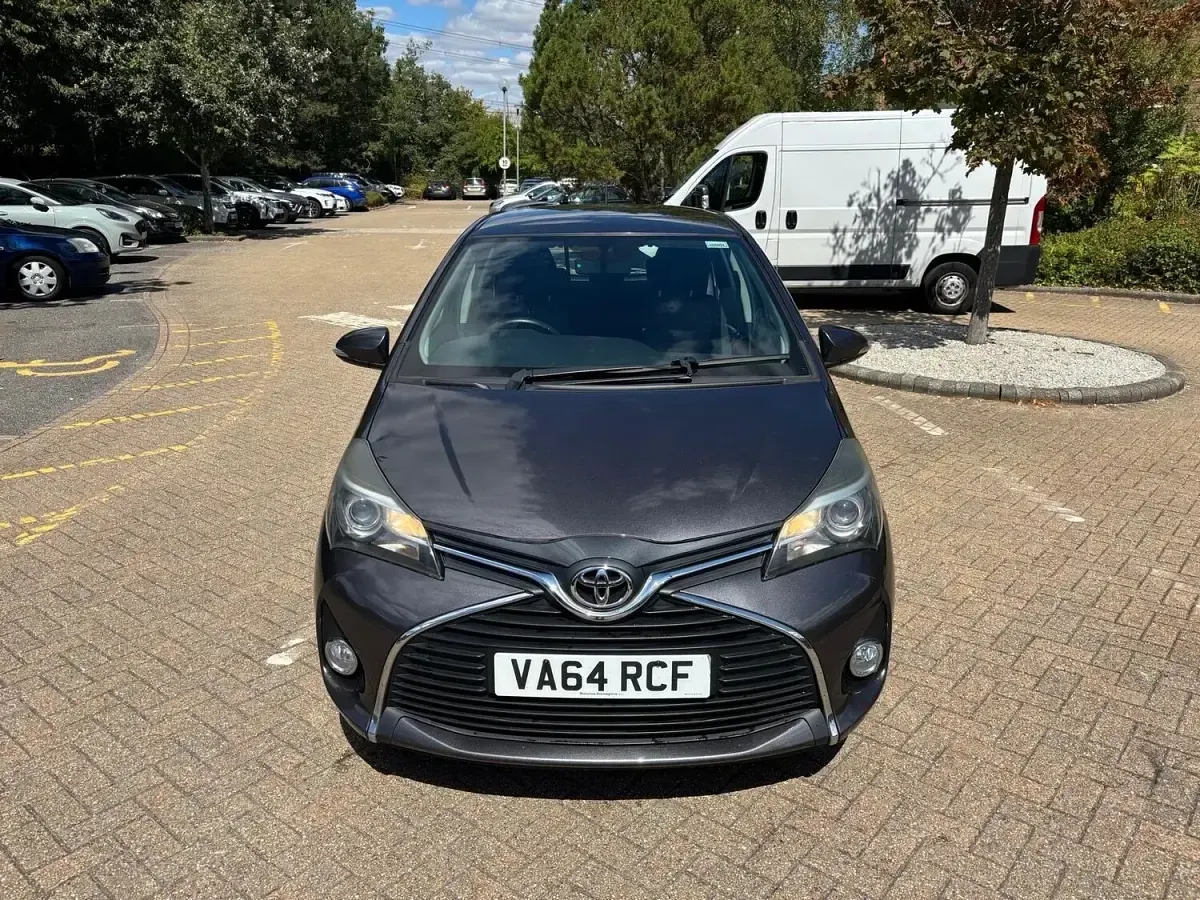 Used Toyota Yaris 99 HP (72 kW) 2015 Grey Hatchback