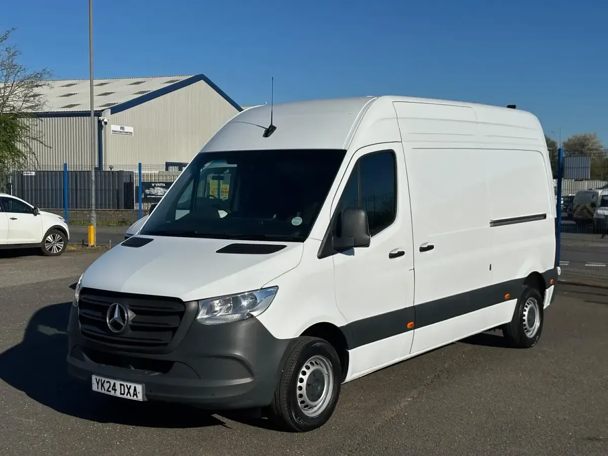 Käytetty Mercedes Sprinter Premium 148 HP (108 kW) 2024 Valkoinen Van