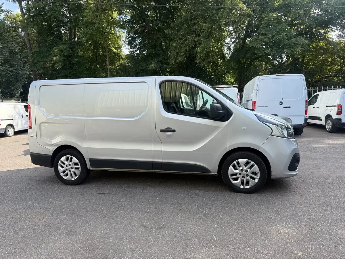 Used Renault Trafic 2017 Silver MPV