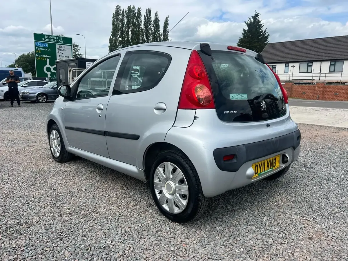 Used Peugeot 107 68 HP (50 kW) 2011 Silver Hatchback