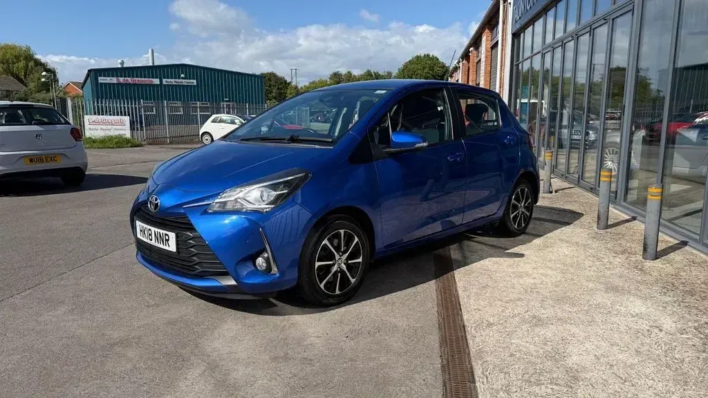 Used Toyota Yaris 111 HP (81 kW) 2018 Blue Hatchback