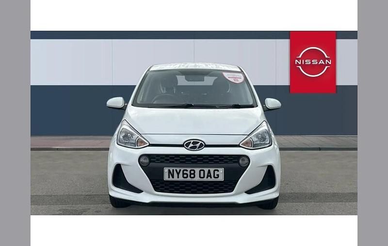 Used Hyundai i10 SE 66 HP (48 kW) 2019 White Hatchback