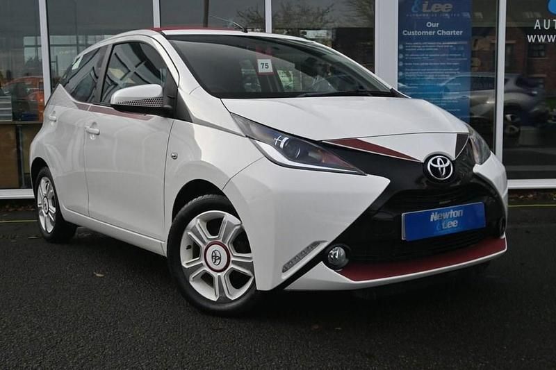 Used Toyota Aygo 68 HP (50 kW) 2017 White Hatchback