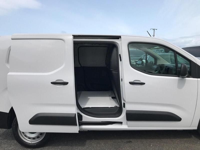 White Used 2024 Vauxhall Combo S MPV | £15,595 (Fair price) - Image 1/4
